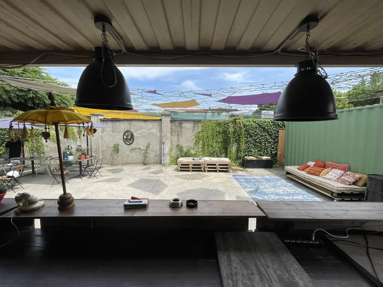 Altrove, Milano — vista dall'area coperta verso il cortile