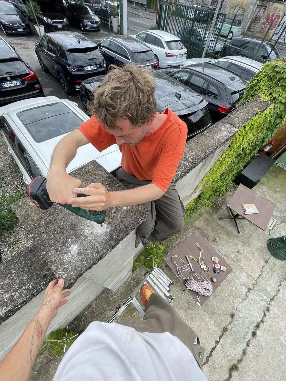 Altrove, Milano — installazione degli ancoraggi a muro