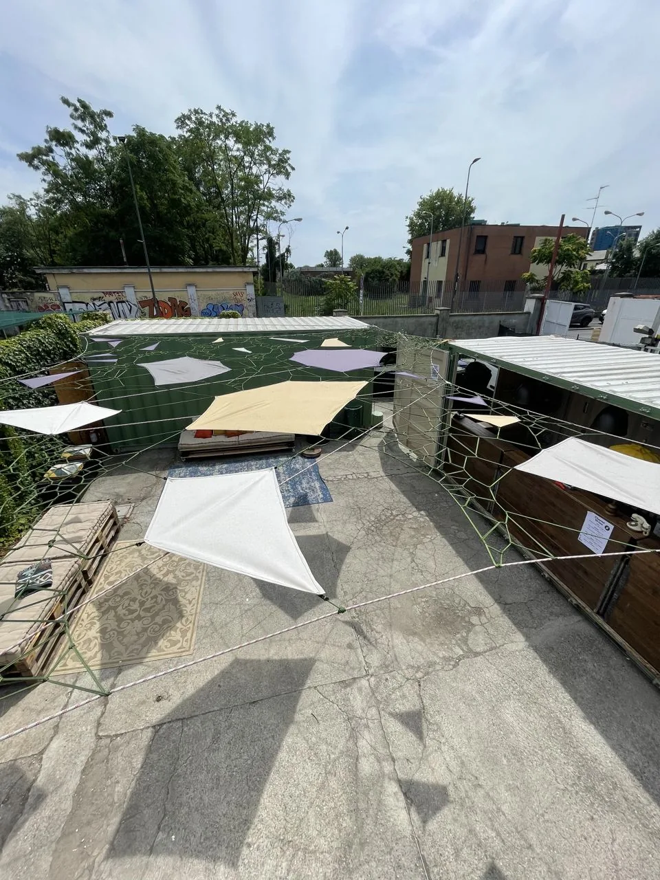 Altrove, Milano — l'amaca e la rete sotto le vele