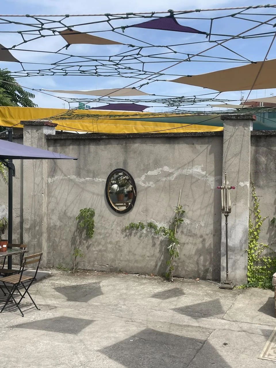 Altrove, Milano — specchio sul muro sotto le vele