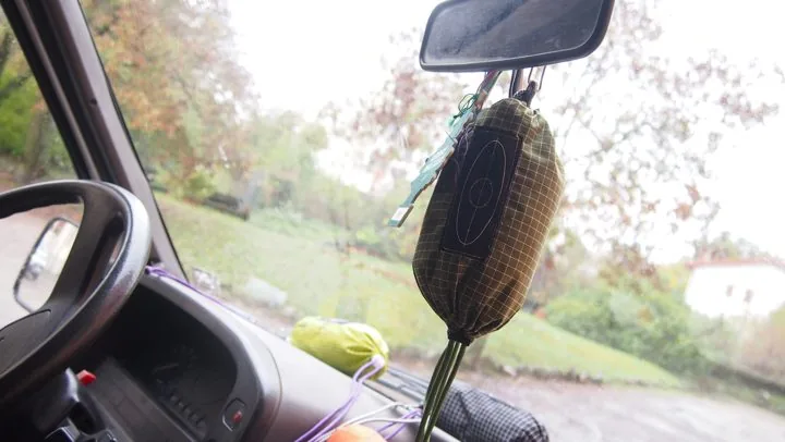Sacca verde oliva appesa allo specchietto di un van