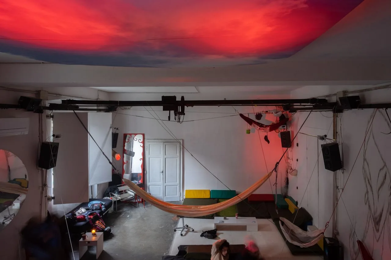 C3, Milano — l'installazione di amache sotto il soffitto dipinto