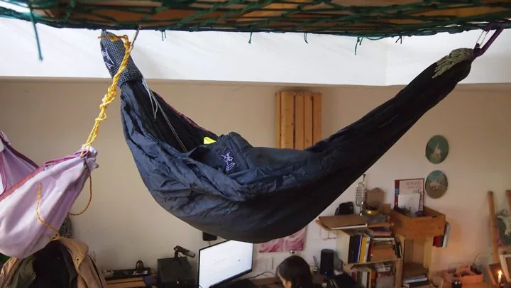 Amaca nera appesa al soffitto di una stanza