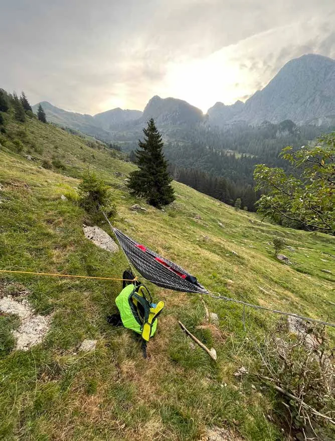 Amaca su un prato di montagna al tramonto