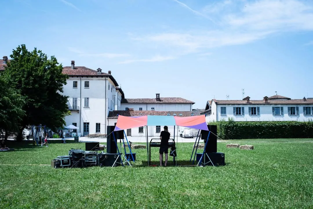 Ariaperta, Paderno Dugnano — la consolle del DJ allestita nel parco