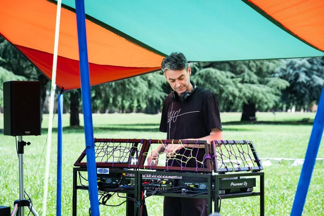 Ariaperta, Paderno Dugnano — DJ set sotto il telo arancio e verde