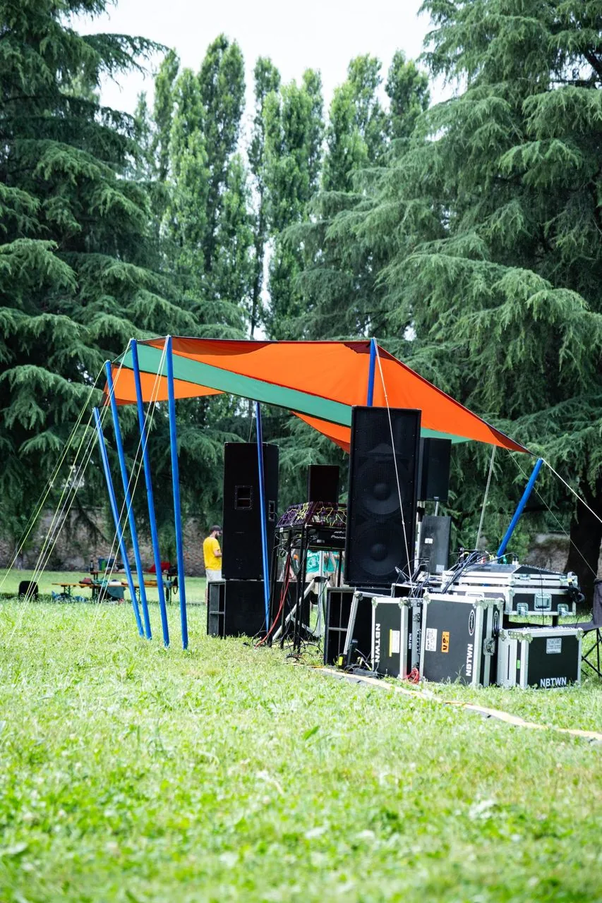 Ariaperta, Paderno Dugnano — il palco con telo su misura e impianto audio
