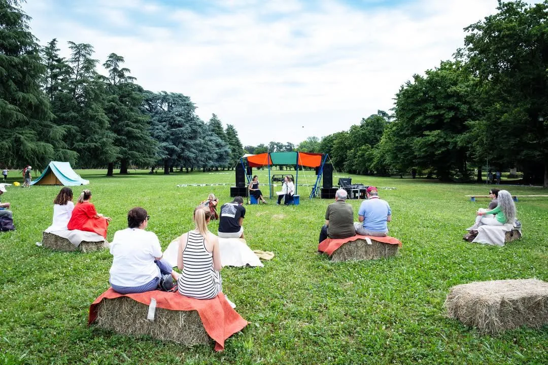 Ariaperta, Paderno Dugnano — il pubblico durante un talk sulle balle di fieno