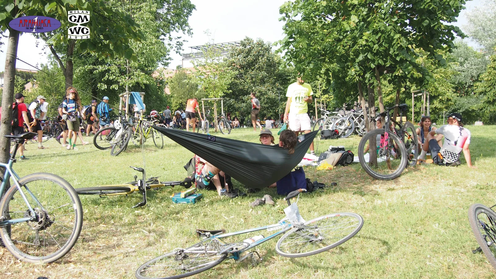 CMWC 2026, Milano — amaca nera Arahuaca tesa tra gli alberi del parco
