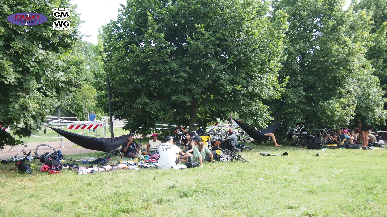 CMWC 2026, Milano — veduta del parco con amache e biciclette dei messenger