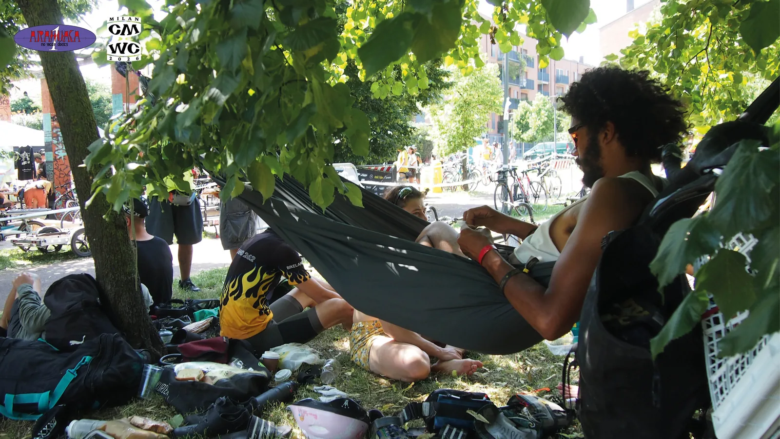 CMWC 2026, Milano — riposo in amaca durante la manifestazione