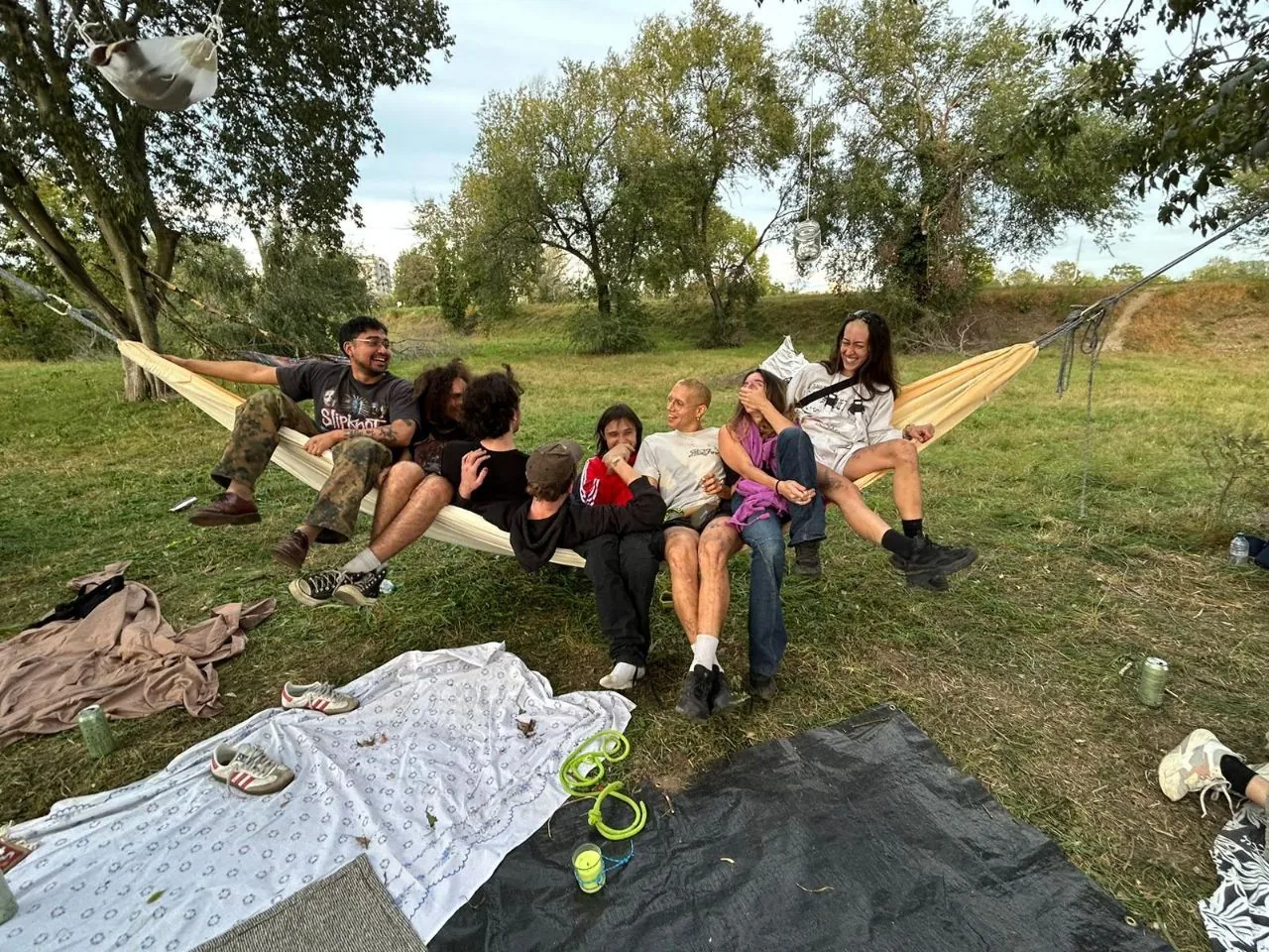 Gruppo di persone su una grande amaca all'aperto