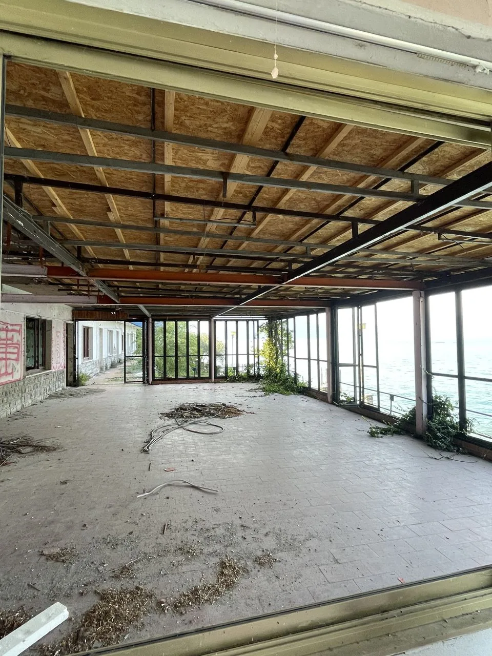Hotel paradiso, Lago d'Iseo — la sala affacciata sul lago