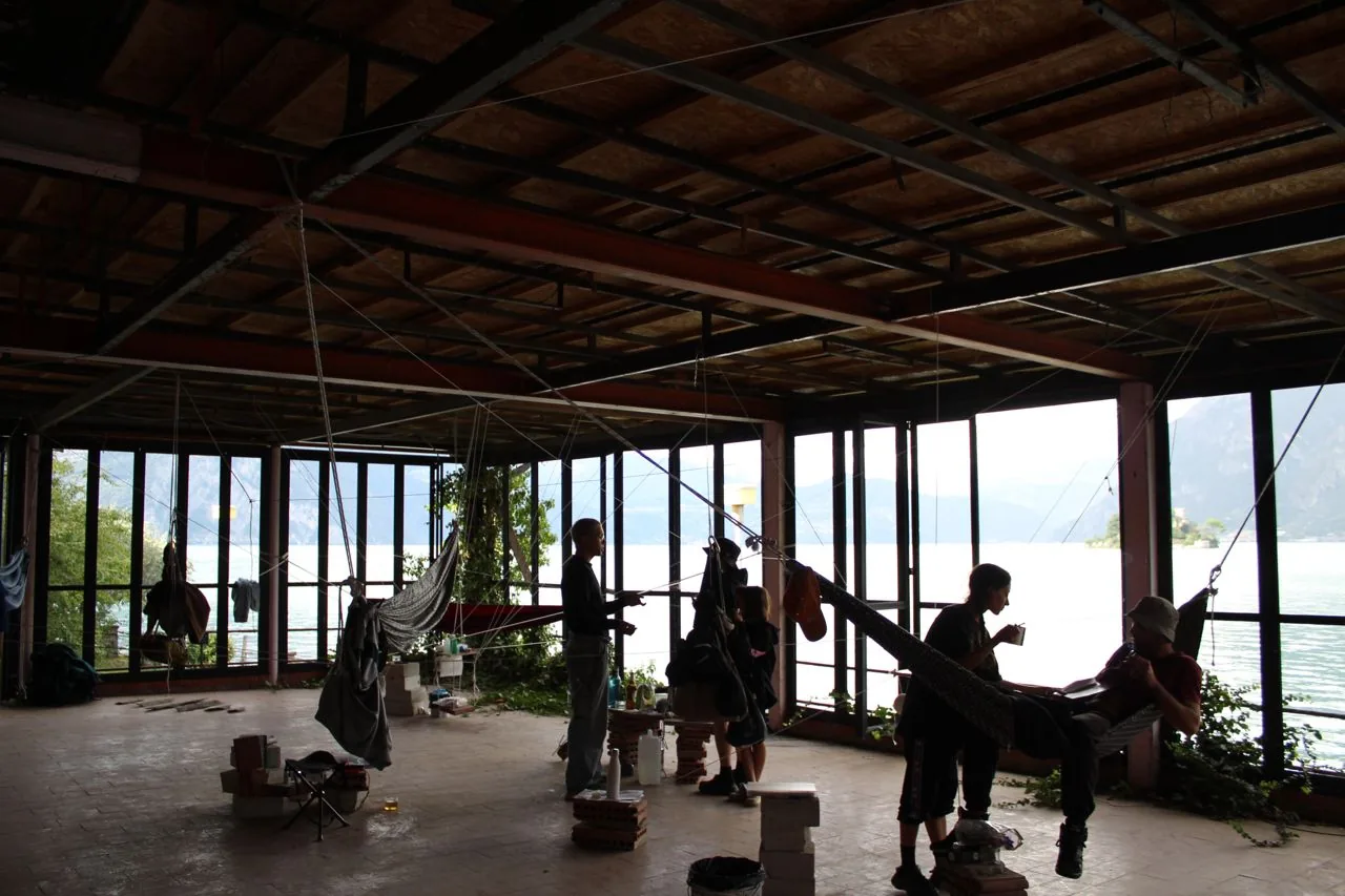 Hotel paradiso, Lago d'Iseo — sospesi davanti alle vetrate sul lago