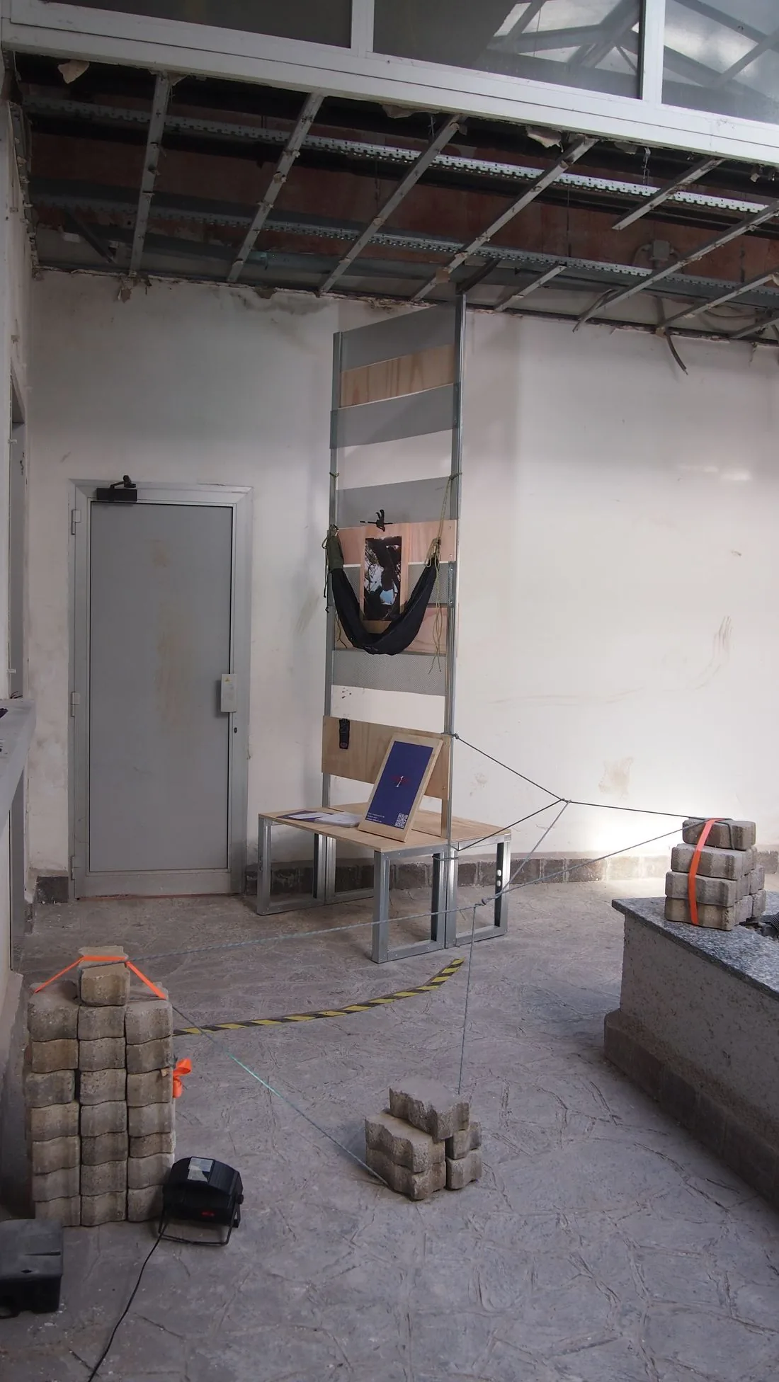 Design week 2026, Milano — camera sospesa e allestimento