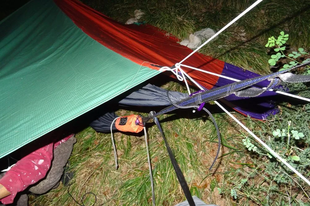 Una notte fuori sotto l'arahuacatarp nel bosco