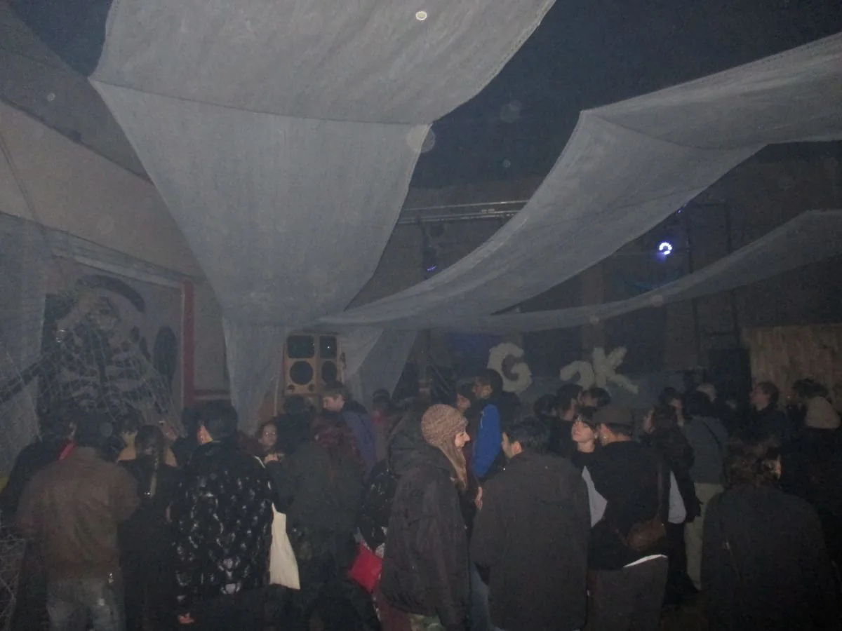Pubblico sotto i teli e le reti sospese, serata Gleba2k, Bologna