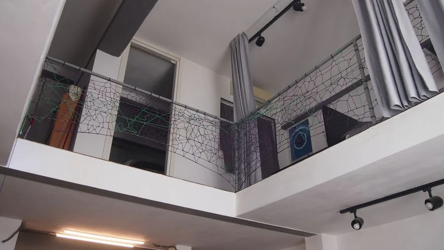 Alpaino net, Milano — rete intrecciata sul parapetto del soppalco