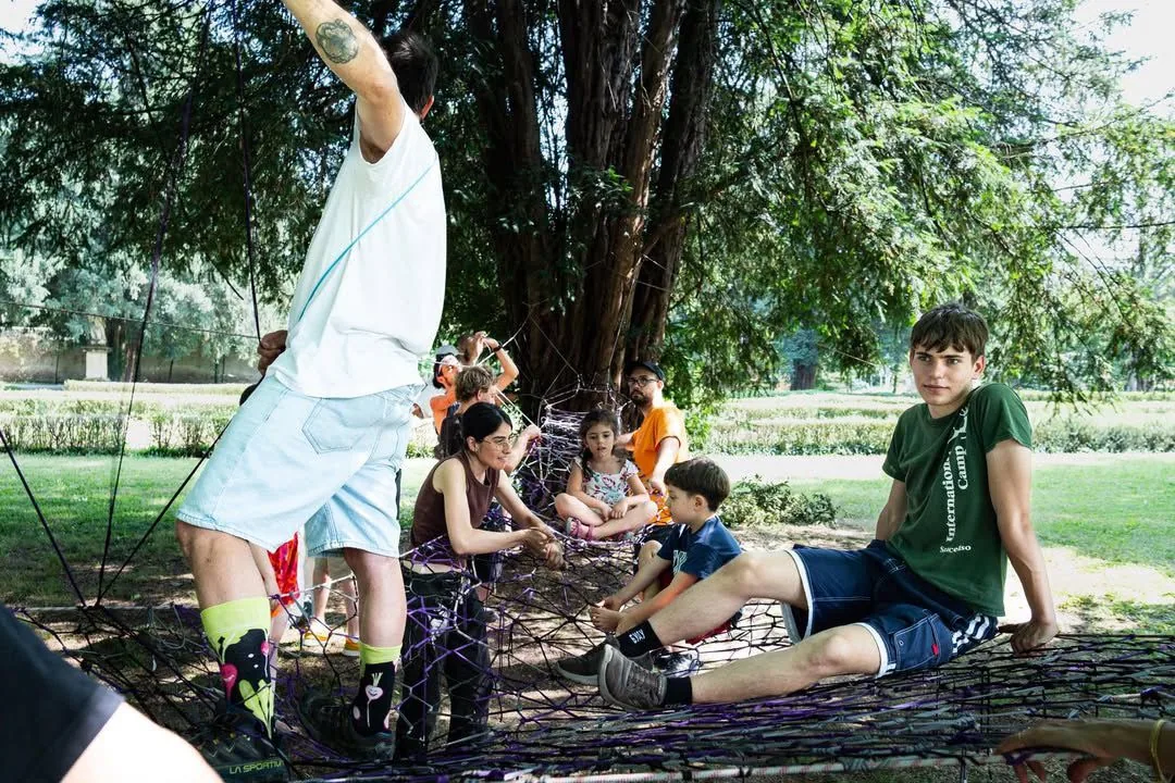 Ariaperta, Paderno Dugnano — il pubblico sulla rete sospesa, grandi e bambini