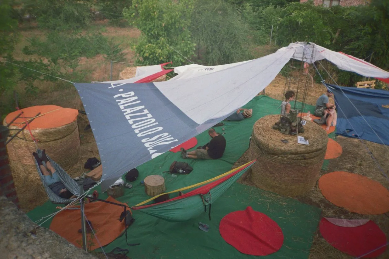 Reti Sonore, Milano — veduta dall'alto dell'allestimento
