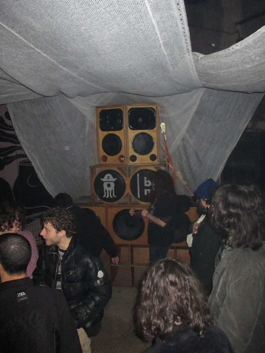 Soundsystem in legno sotto i teli abbassati, allestimento Gleba2k, Bologna