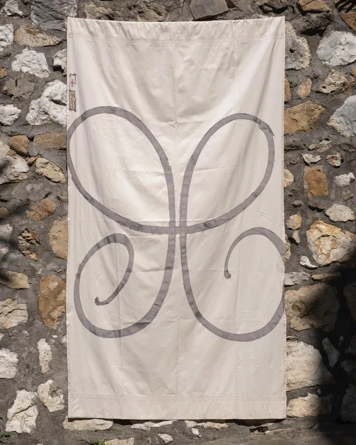 Tessere il mare — telo Arahuaca steso sul muro in pietra